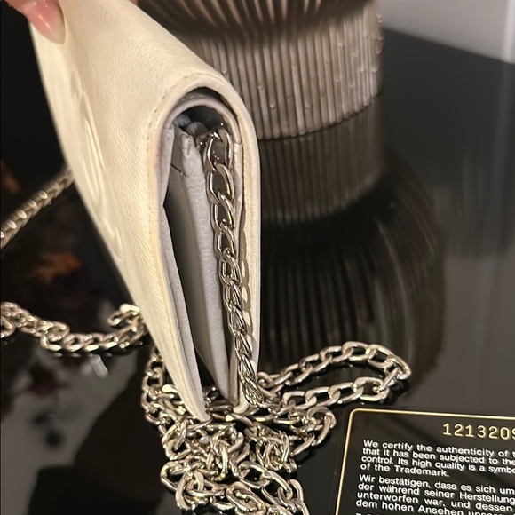 Chanel White Caviar Leather Wallet with Unbranded Silver Crossbody Chain - Picture 3 of 16